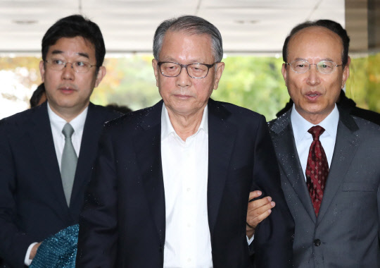 김기춘 전 청와대 비서실장(가운데)이 5일 서초동 서울중앙지법에서 열리는 박근혜 정부의 보수단체 불법지원(화이트리스트) 관련 선고 공판에 출석하고 있다. 8월 6일 석방된 김 전 실장은 이날 재판부의 판단 여하에 따라 다시 구속될 가능성이 있다.  연합뉴스
